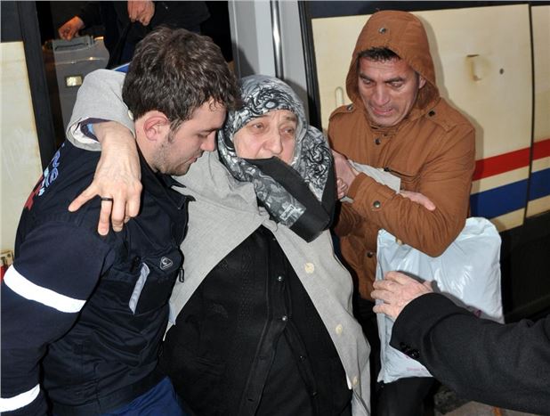 Yaşlı çift trende uyuyunca makinist geri döndü