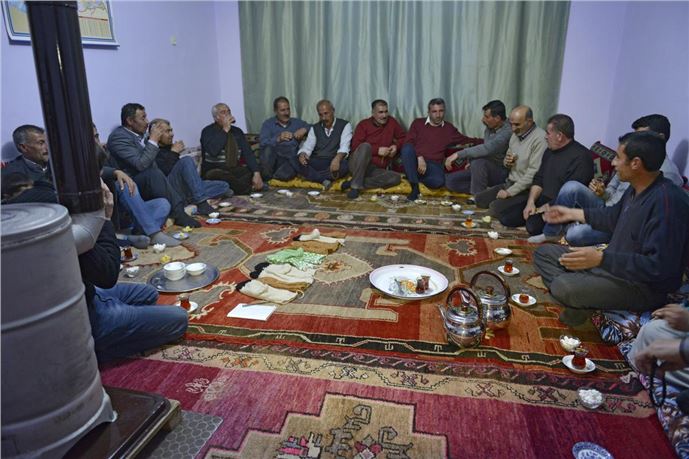 Geleneklerini yaşatmak için kahvehane açmadılar