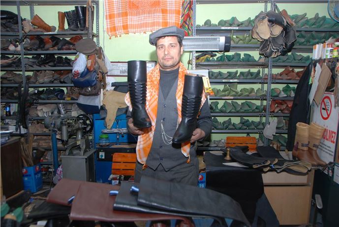 Efenin heybeti körüklü çizmesinden belli olur''