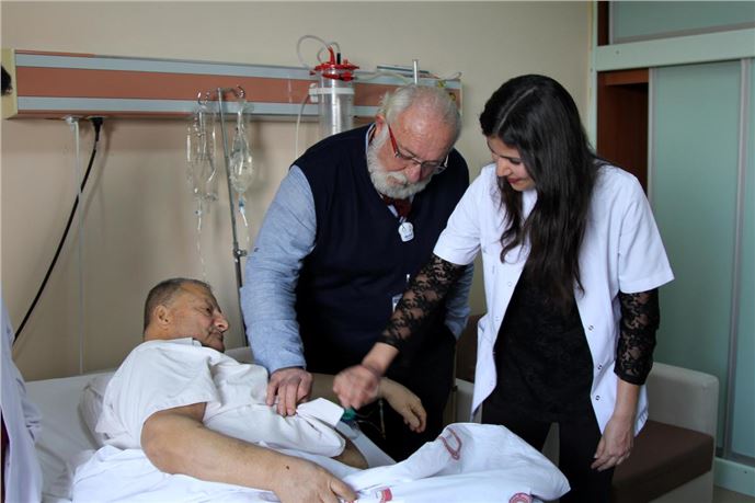 İdrar torbası karın bölgesine kayan hasta tedavi edildi