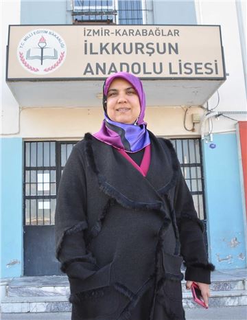Başörtü mağduru öğretmen görevine döndü
