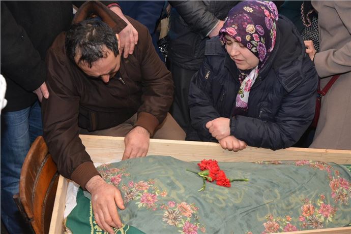 Kardeşinin yanına defnedildi