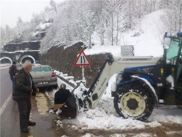 Bacağı kırılan kadın kepçeyle kurtarıldı