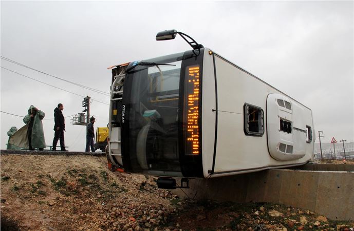 Yolcu otobüsü su kanalına devrildi 5 yaralı