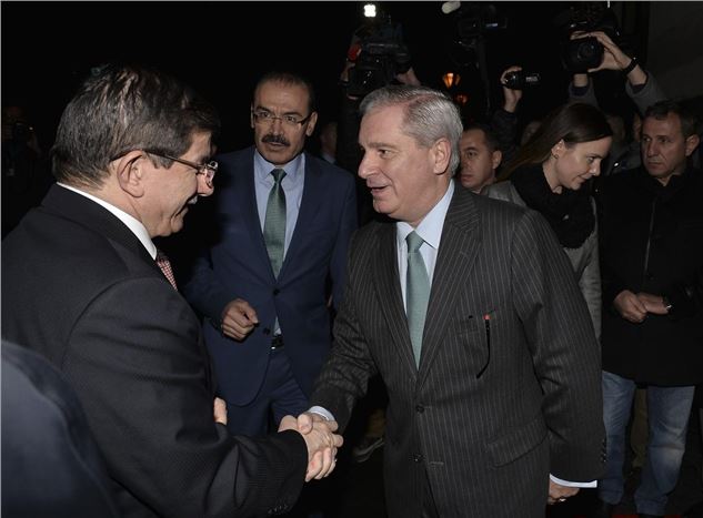 Başbakan Davutoğlu Macaristan'a geldi