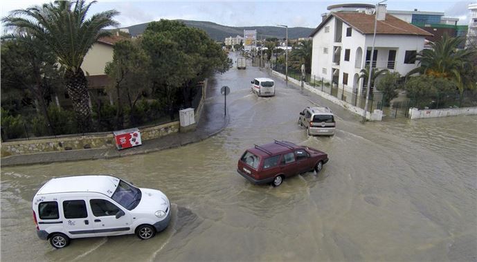 Çeşme'deki kuvvetli yağış