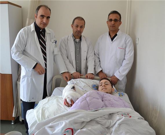 Suriyeli işçinin kopan kolu dikildi