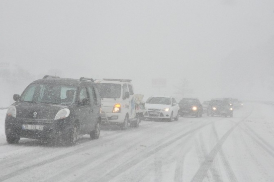 Manisa-Izmir Karayolu Araç Ulaşımına Kapandı