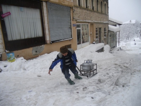 Tüpçü Genç Müşteriye Kızakla Ulaşıyor