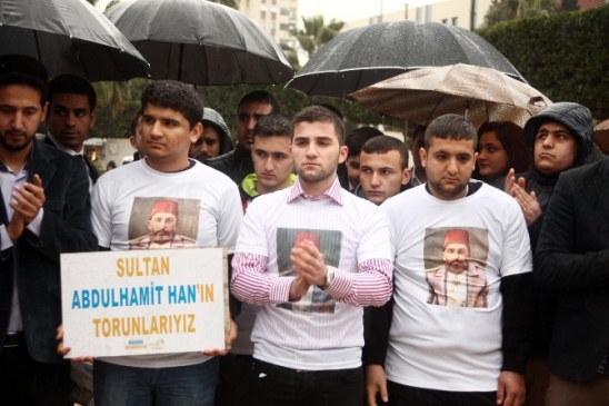 Yağmur Altında 2. ABDülhamid Hanı Andılar