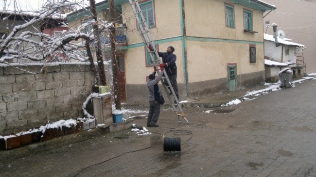 Türk Telekom Arıza Ekipleri Kopan Telefon Hatlarını Onarıyor