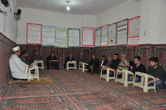Yaşlılar Ve Gençler Birlikte Kur'an-I Kerim Öğreniyor