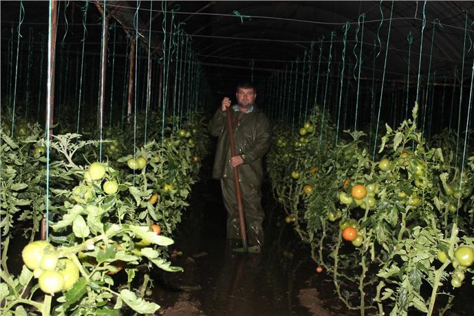 Kumluca'da sağanak, su baskınına neden oldu