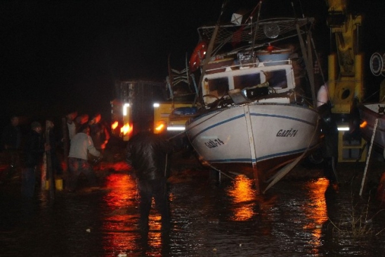 Alanya'da Balıkçı Tekneleri Dev Dalgalara Yenildi