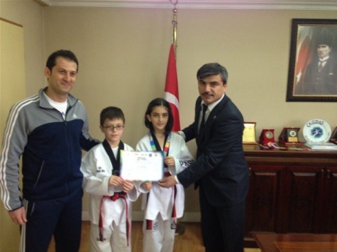 Minik Taekwondoculardan Özdemir'e Ziyaret