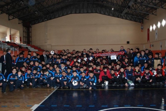 Vali Deni'den U13 Ligi Takımlarına Malzeme Desteği