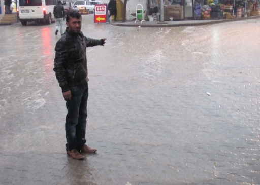 Dolu Yağışı Sokakları Beyaza Bürüdü