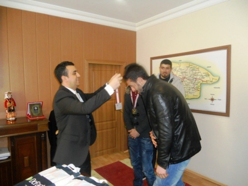 Kars'ın Gururlarına Kaymakam Üçgül'den Hediye