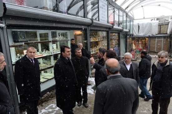 Osmangazi Belediye Başkanı Dündar Gelinlikçiler Çarşısı'nı Gezdi