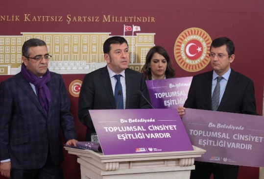 CHP'li Belediyelere Mor Bayrak Projesi