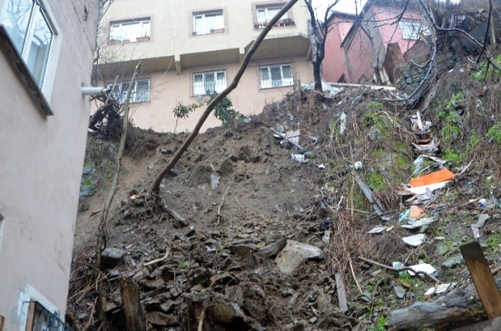 Kağıthane'de Toprak Kayması