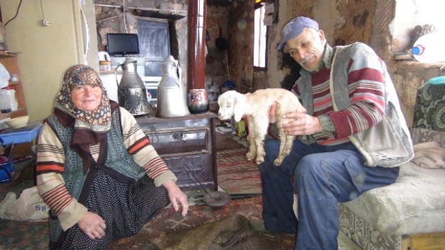 (Özel Haber) Yörüklerin Kar Altında Zorlu Yaşamı