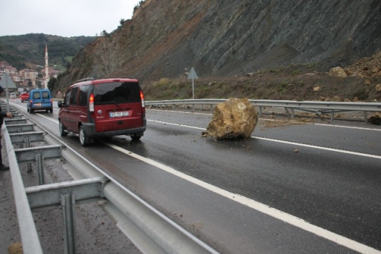 Dağdan DÜşen Kayalar Yolu Trafiğe Kapattı