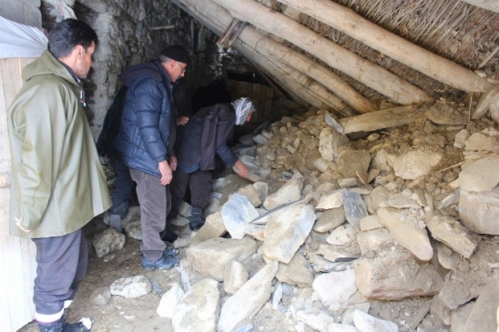 (Özel Haber) Ahır Çöktü Koyunlar Telef Oldu