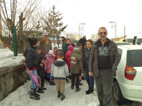 Veliler Yakılan Okulun Onarılmasını İstiyor