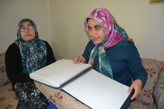 Dinini Braille Alfabesiyle Yazılan Kitaplardan Öğreniyor