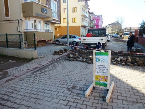 İzmit'te Bozuk Yollar Tamir Ediliyor