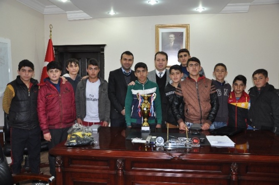 Şampiyon Takım Kaymakam İsmail Sündük'ü Makamında Ziyaret Etti