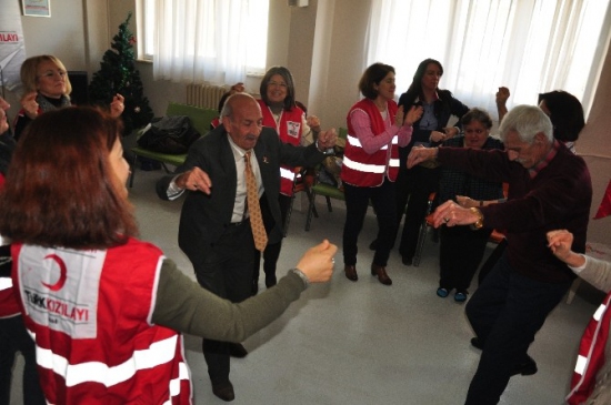 Huzurevi Sakinlerine 'sevgililer Günü' Sürprizi