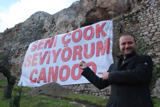 Kaleye Astığı Pankartla Aşkını İlan Etti