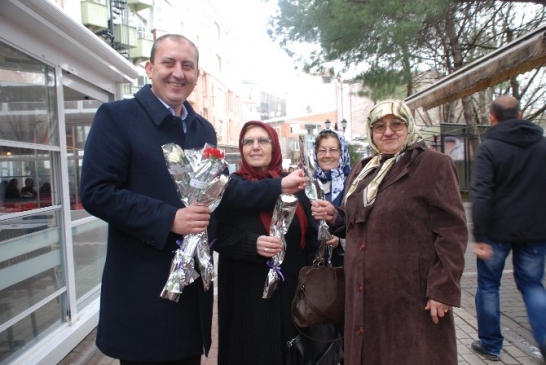 Başkan Işık Sevgililer Gününde Karanfil Dağıttı