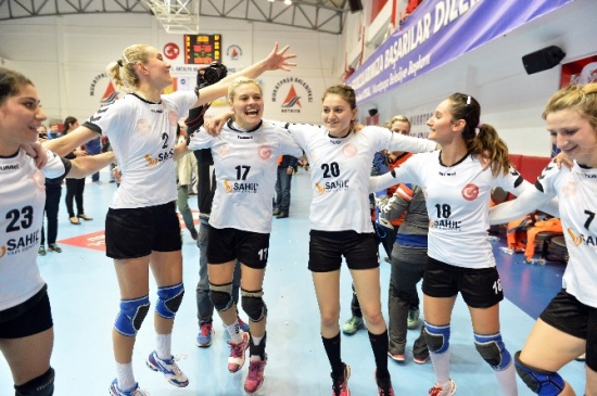 Muratpaşa'nın Sultanları Çeyrek Finalde