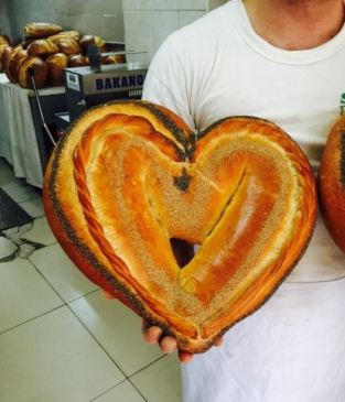 Sevgililer Gününe Özel Kalp Şeklinde Ekmek Üretti