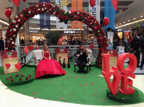 'aşk Perisi' Sevgililere Çiçek Verdi