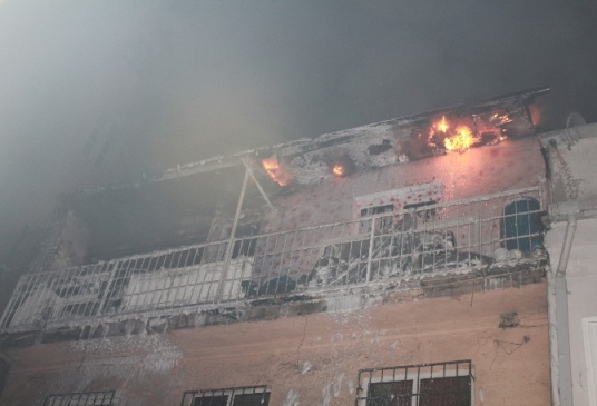 Kucağında Bebeğiyle Evinin Yanışını Seyretti