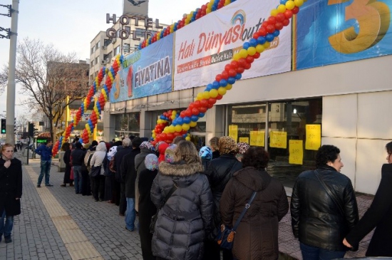 (Özel Haber) Bursa'da Ucuz Halı İzdiham