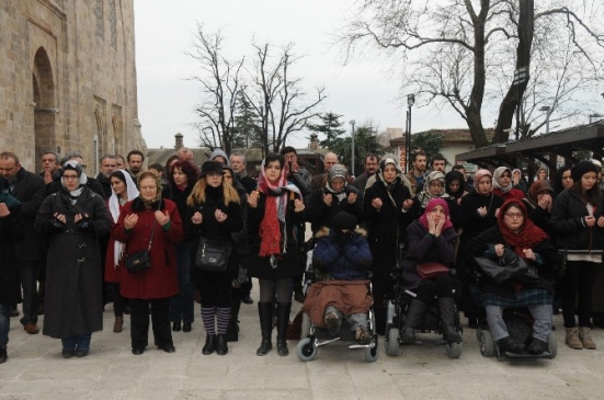 Bursalı Kadınlar Hunharca Öldürülen Özgecan İçin Gıyabi Cenaze Namazı Kıldı