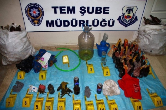 Molotofkokteyli Ve Havai Fişek Ele Geçirildi