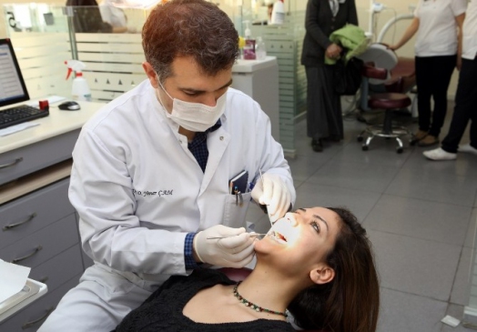 Bozuk Çene Yapısı Ve Çapraşık Dişler Kişinin Sosyal Hayatını Olumsuz Etkiliyor