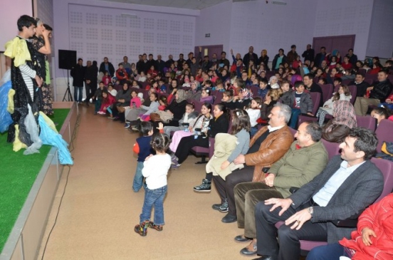 Üzülmez Çocuklarla Tiyatro İzledi