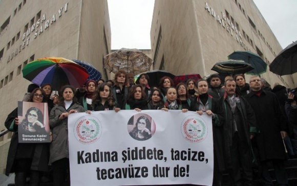 Avukatlar Yağmur Altında Özgecan İçin Eylem Yaptı