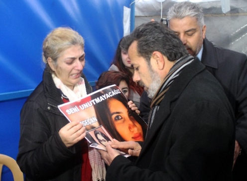 Babanın Özgecan'ın Fotoğrafını Sevmesi Yürek Burktu