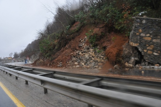 Düzce-Akçakoca Karayolunda Heyelan