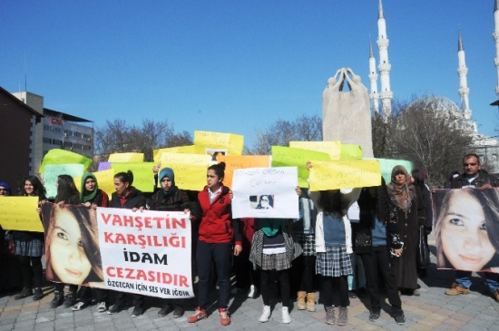 Kız Öğrenciler Özgecan'ın Öldürülmesini Protesto Etti