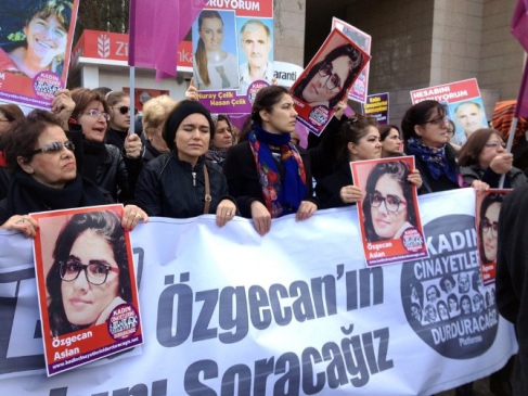 İzmirli Kadınlar Özgecan İçin Ayakta