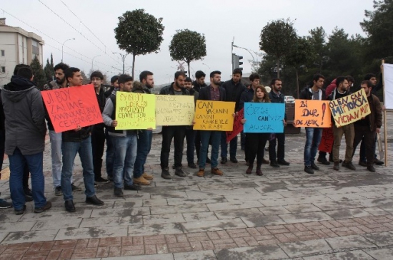 Öğrenciler ABD'de Öldürülen 3 Müslüman Genç İçin Toplandı